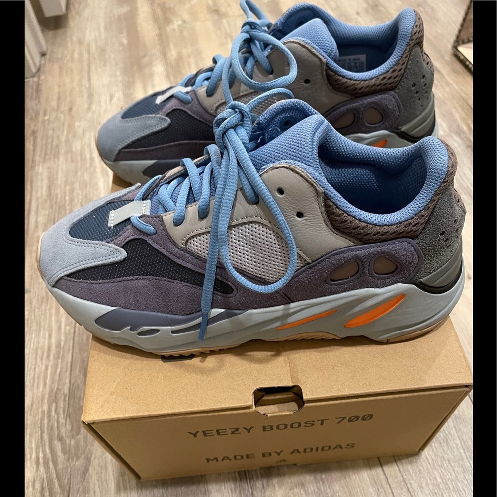 YEEZY BOOST ..SIZE 7 in MEN/ 8.5 in WOMEN (UNISEX)